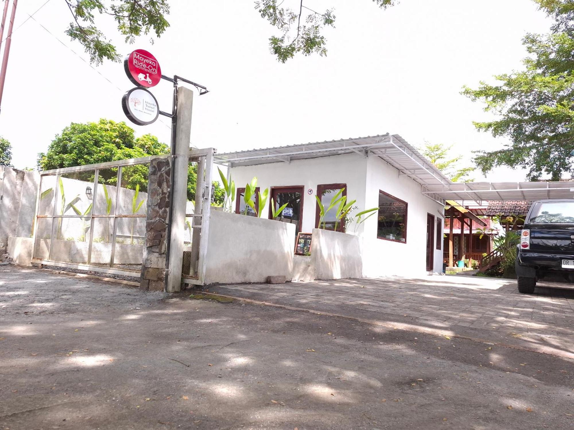 Mayeka Transit Hostel Bandara Internasional Lombok Praya Eksteriør billede