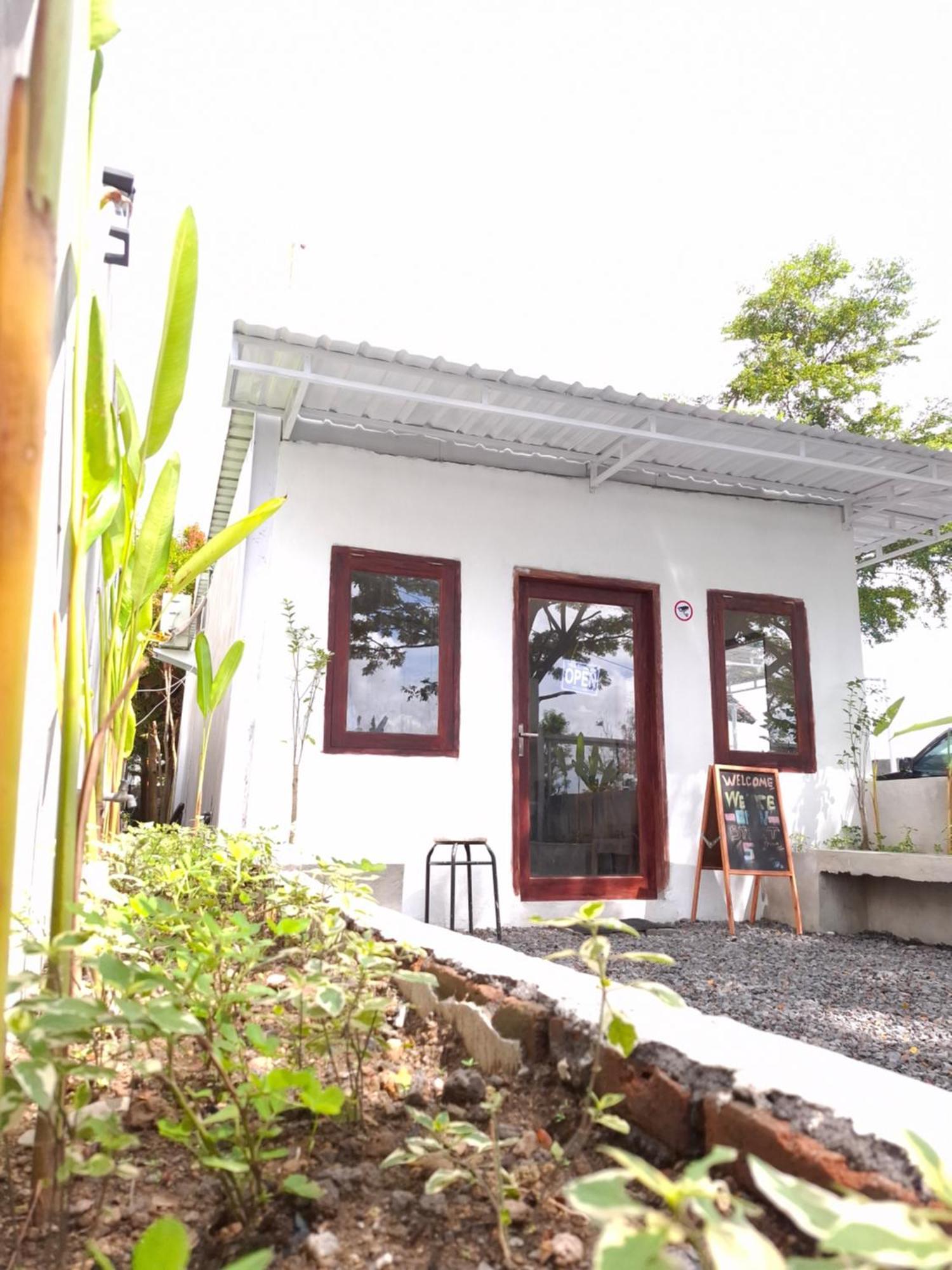 Mayeka Transit Hostel Bandara Internasional Lombok Praya Eksteriør billede